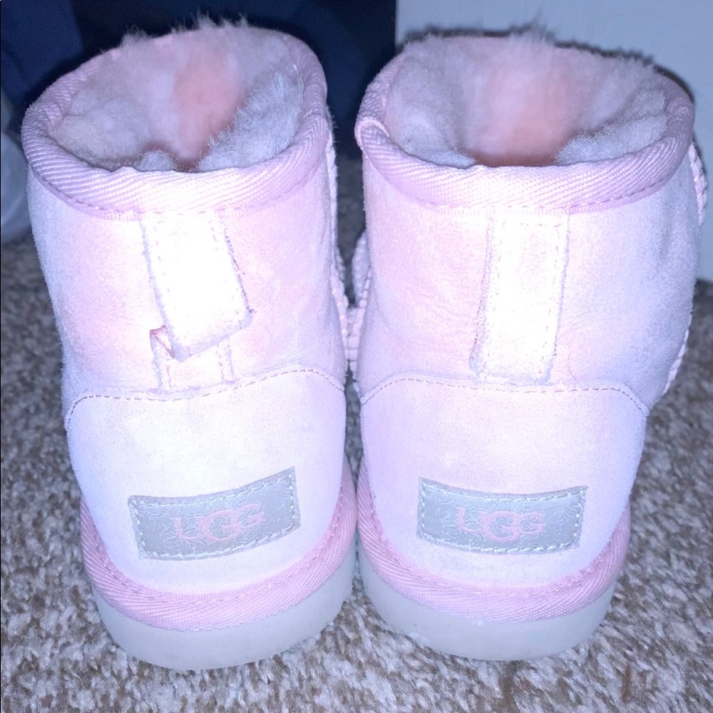 Light pink women’s size 6 Ugg’s